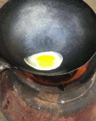 没放油的铁锅，煎鸡蛋也不会糊？