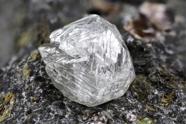 科学家在一项高压高温实验中重现了含盐钻石的形成过程，表明地球上许多钻石都是在地幔挤压远古海床矿物质的过程中形成的。