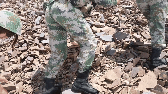 大学生女兵登上海拔4390米国界 拥抱界碑不松手(图)