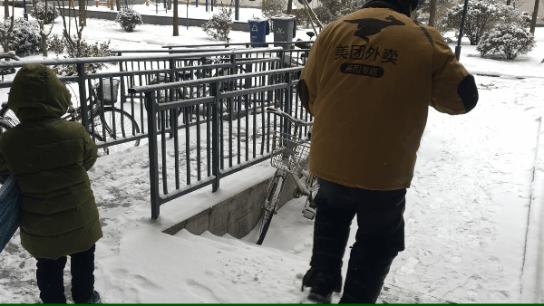 雪天送餐的外卖员。长城新媒体记者 张艺萌 摄