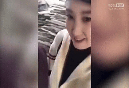 低俗恶心女主播为博眼球在工地公然挑逗建筑工人