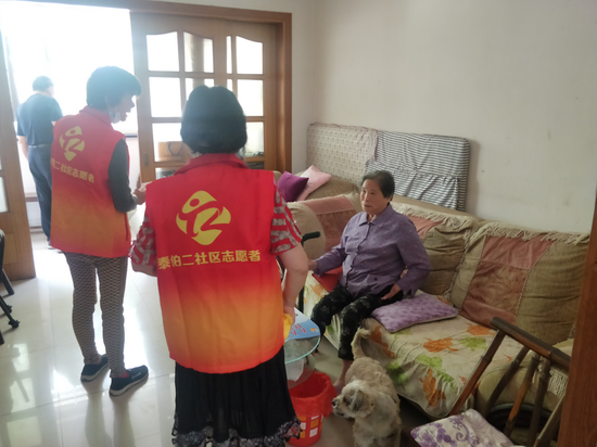 (慰问社区残疾人,给他们送温暖)