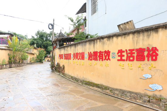 村内的双语宣传标语