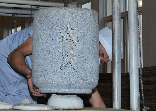 (勐库戎氏首创“高台石磨压制工艺”)
