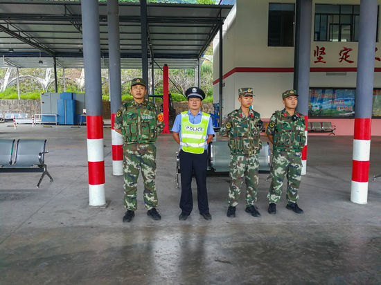 罗宁元(左一)同官兵一道执勤