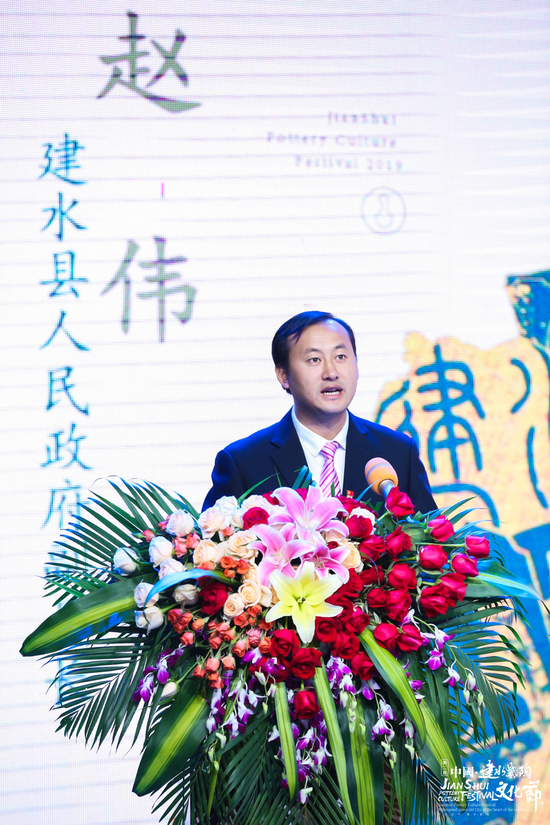 (建水县人民政府副县长赵伟致辞)