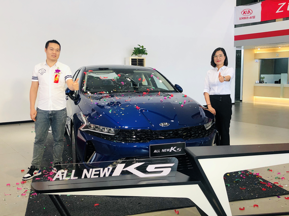 宁波飞腾起亚4S店总经理马雪雷女士和首位车主共同为新车揭幕