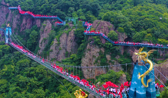 马仁奇峰风景区玻璃桥图片