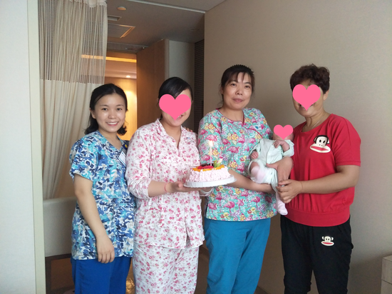 月子中心为宝妈邹燕庆祝出院