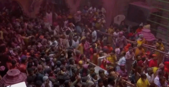 3月底，印度民众走上街头大肆庆祝“洒红节”