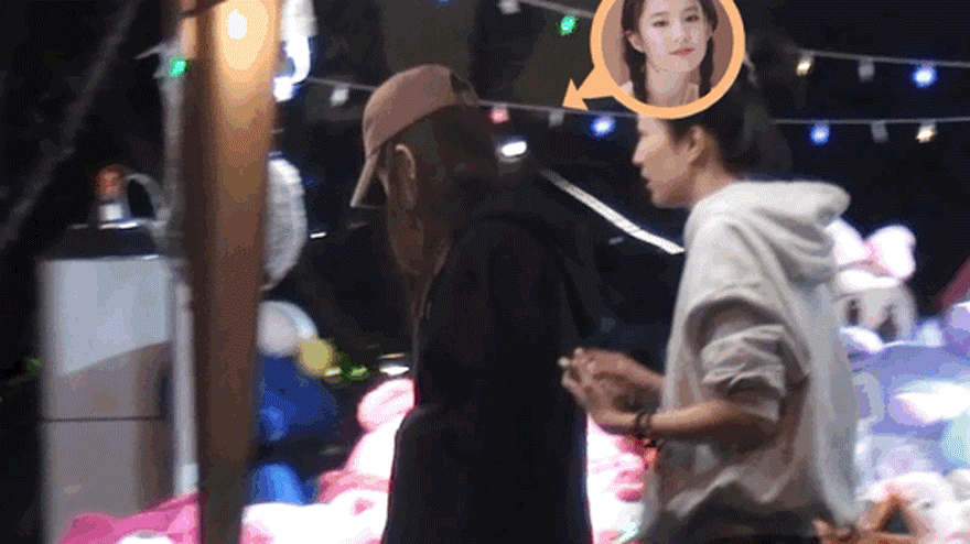 刘亦菲包裹严实同好友聚餐 路边逛摊位差点撞上电线杆