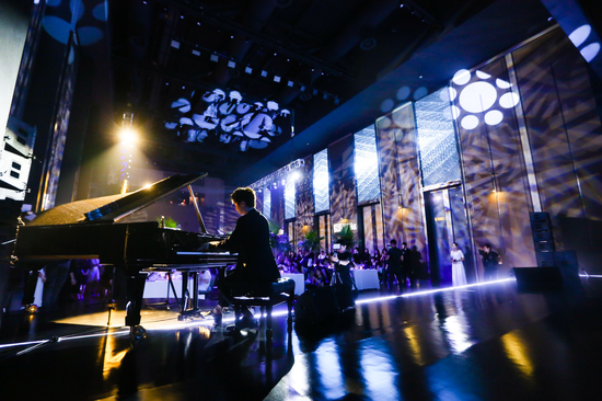 (2018悦游金榜盛典表演嘉宾钢琴艺术家张浩天正在弹奏)