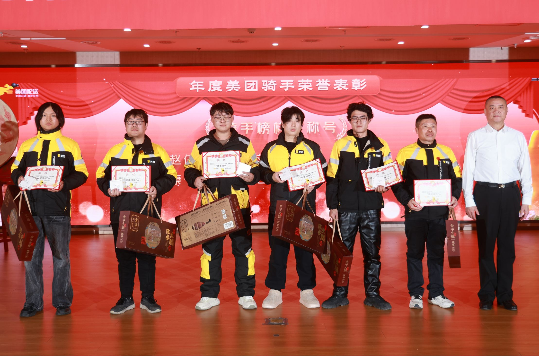 从城市摆渡人到“平凡英雄”310位见义勇为骑手获美团新春表彰