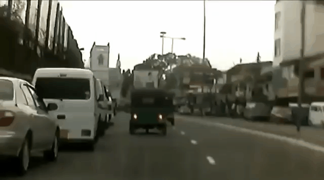 （事发时，行车记录仪记录下的圣安东尼教堂爆炸情况）