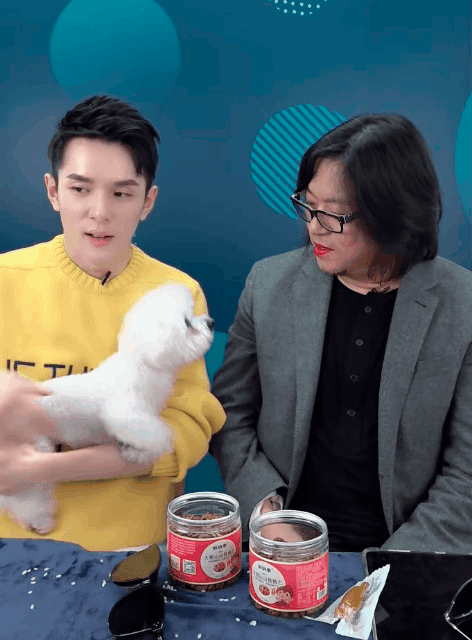 李佳琦给高晓松涂口红 直播间5秒售空40万斤大米