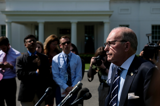 周五拉里· 库德洛向白宫外的媒体成员发表讲话。