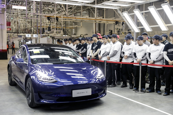 12月30日,特斯拉Model 3在该公司的上海超级工厂下线。