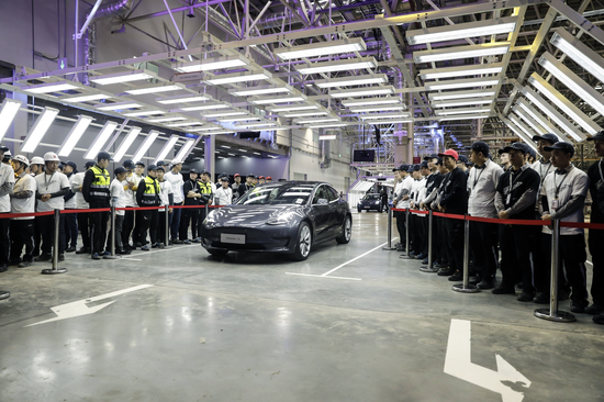 2019年12月30日，一辆即将交付给公司员工的特斯拉汽车下了上海的组装线