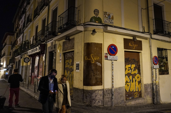 10月7日，行人经过马德里一家关门的餐厅。