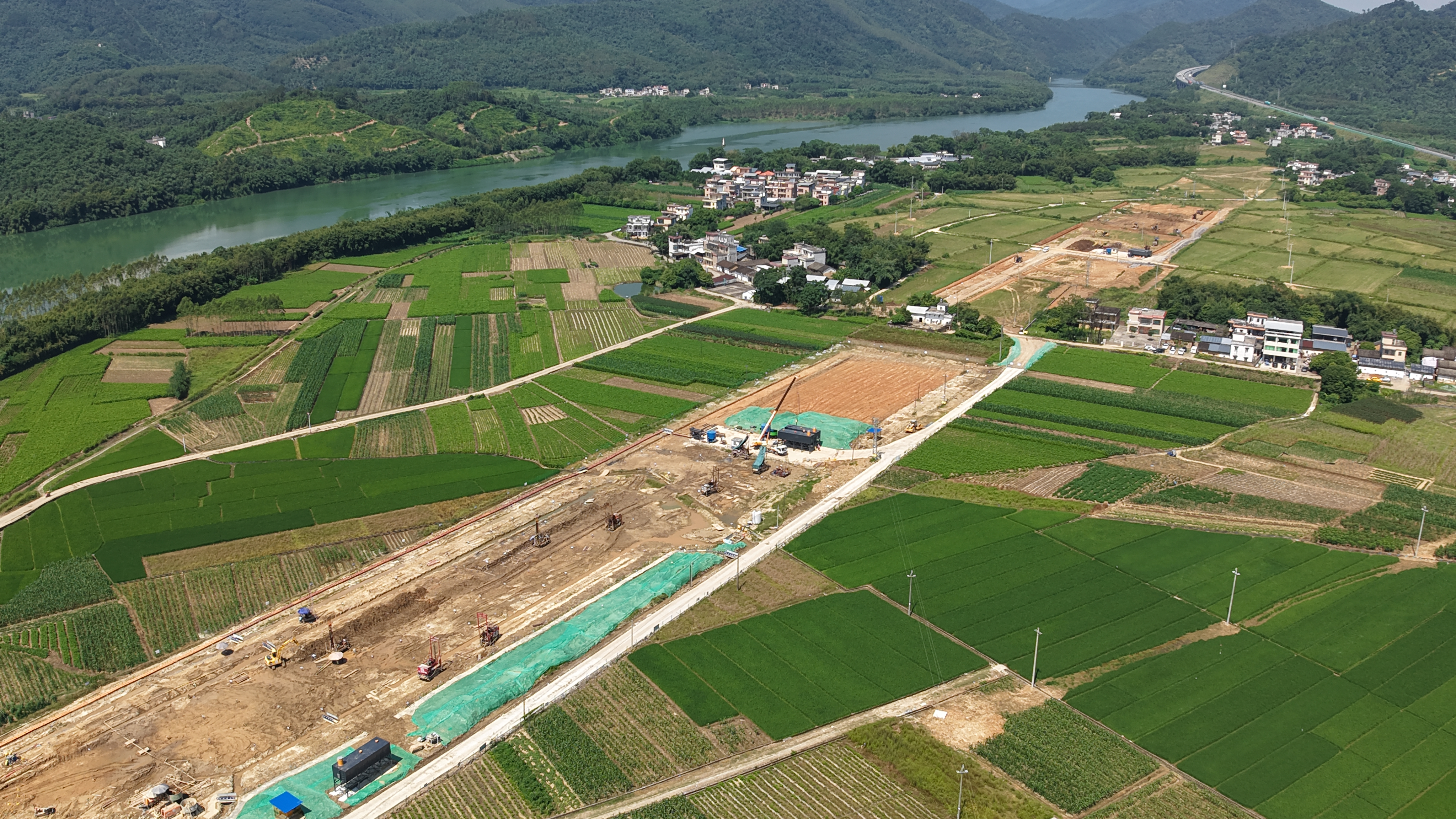 图为黄茅峡水库大湾镇防护工程建设现场