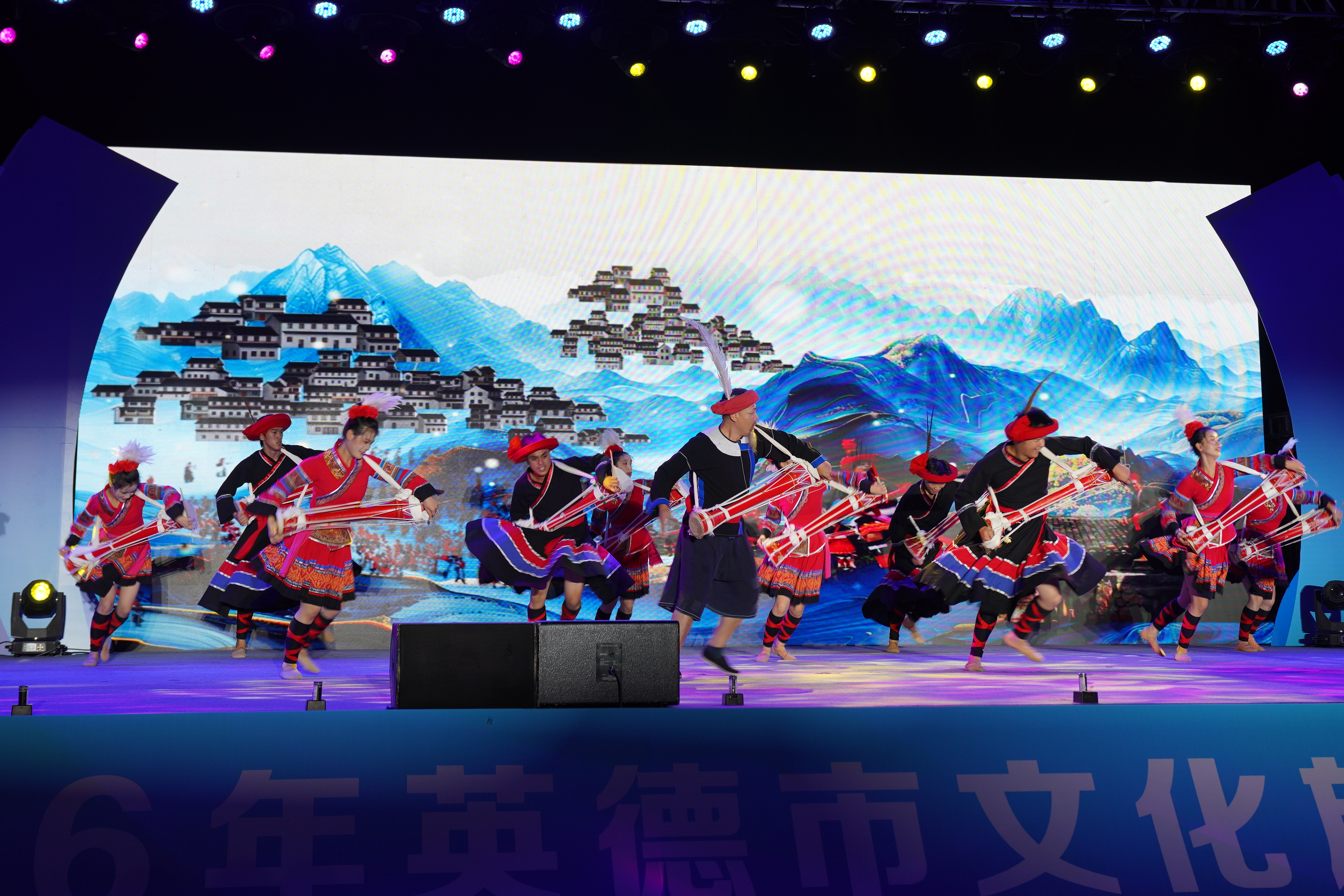 活动现场歌舞表演