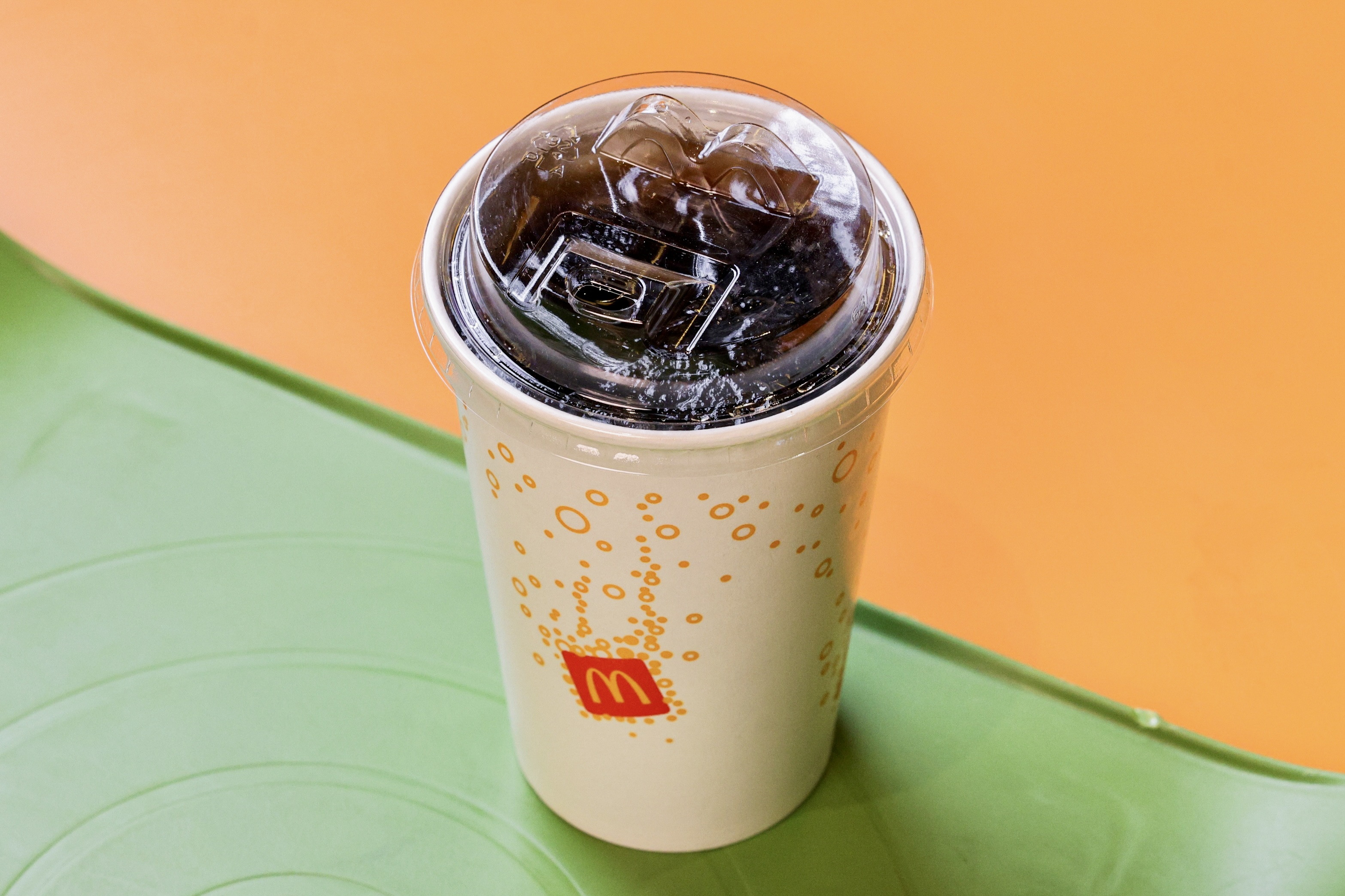 麦当劳新冷饮杯盖创新使用“双拱形防溢”结构，防漏性能得到有效提升