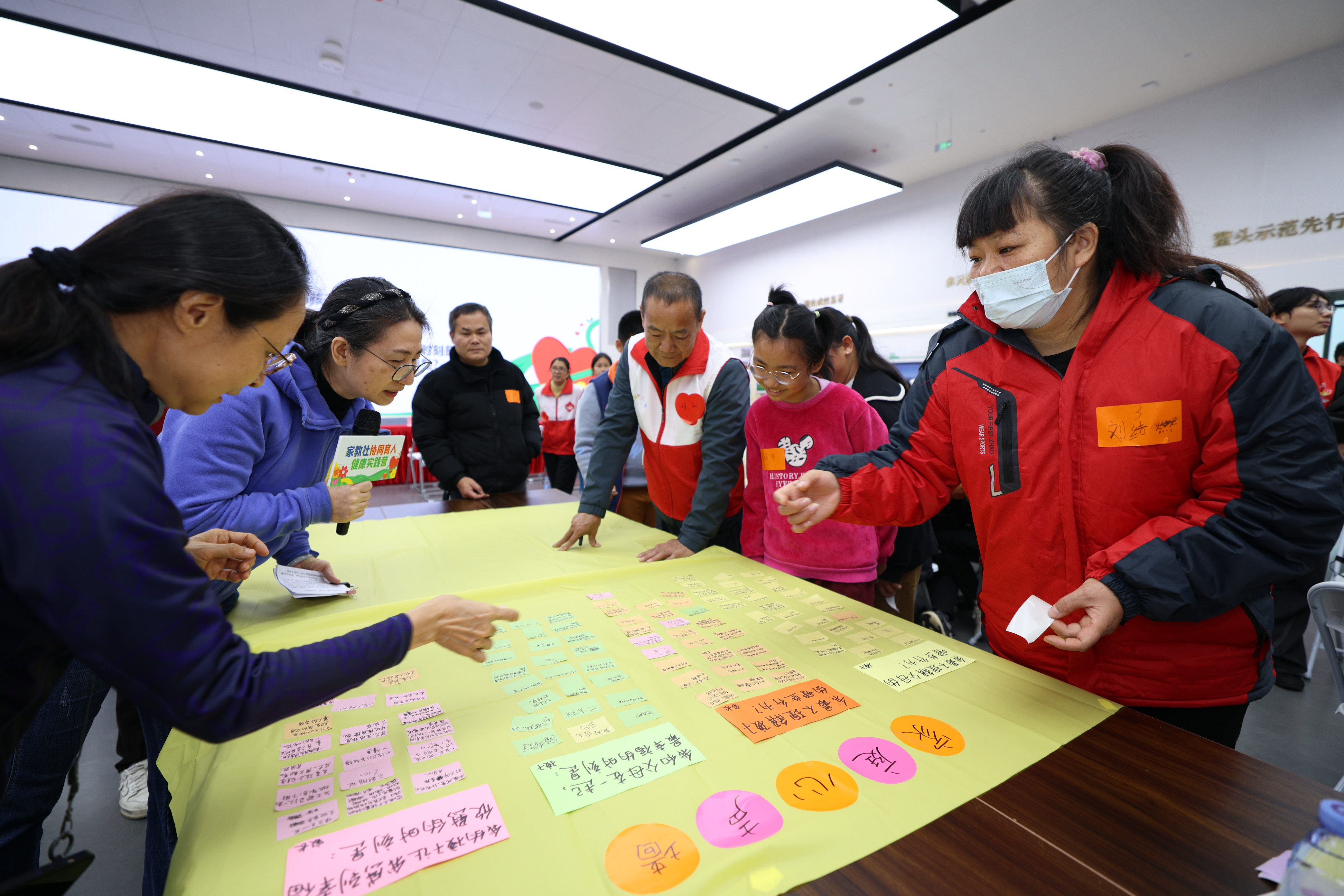 心理咨询师莺子带领亲子家庭参与“家庭心声墙”互动。通讯员 甘宇轩摄