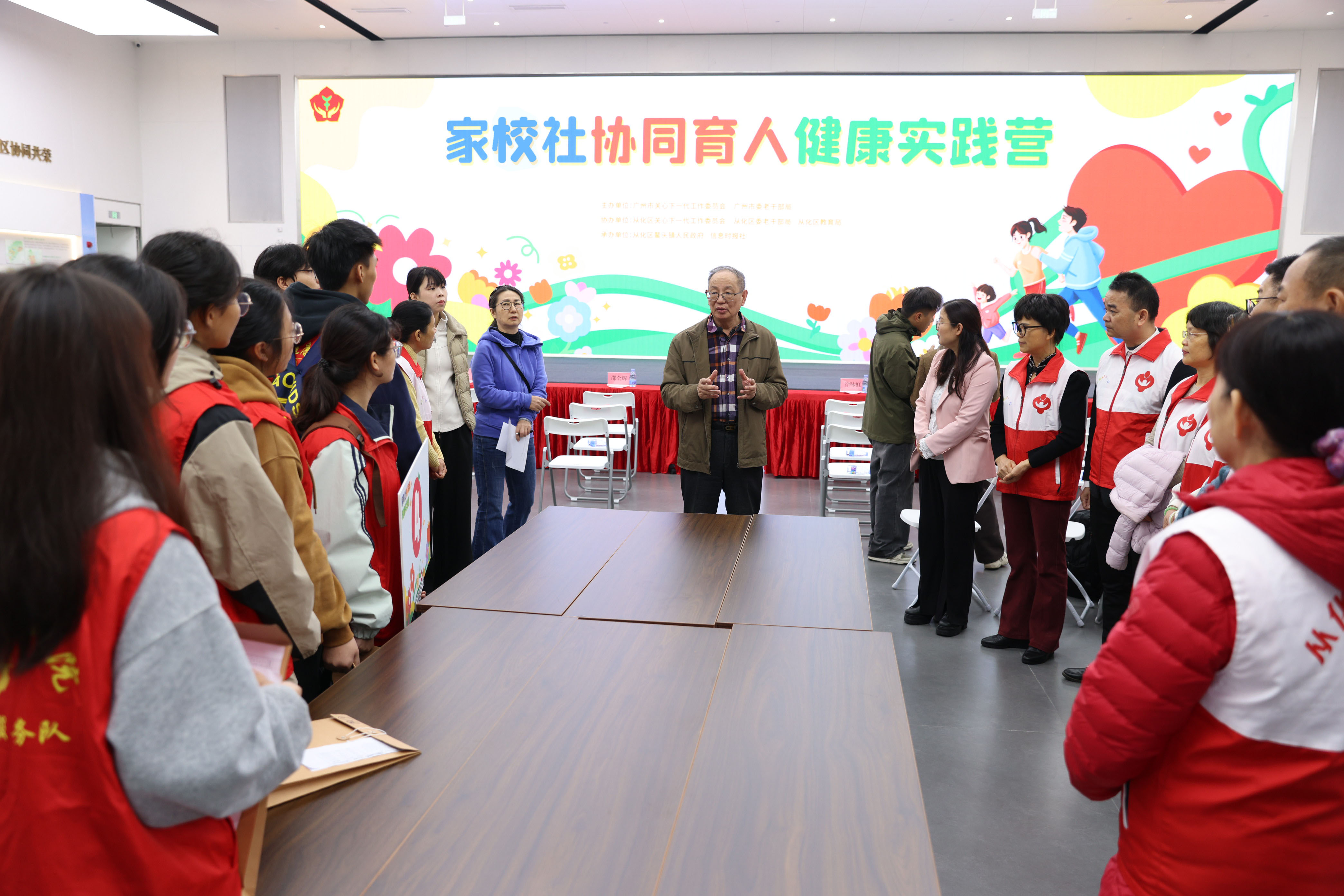 李幸民为“五老”代表和大学生领队志愿者开展小组团体带领者专项培训。通讯员 甘宇轩摄