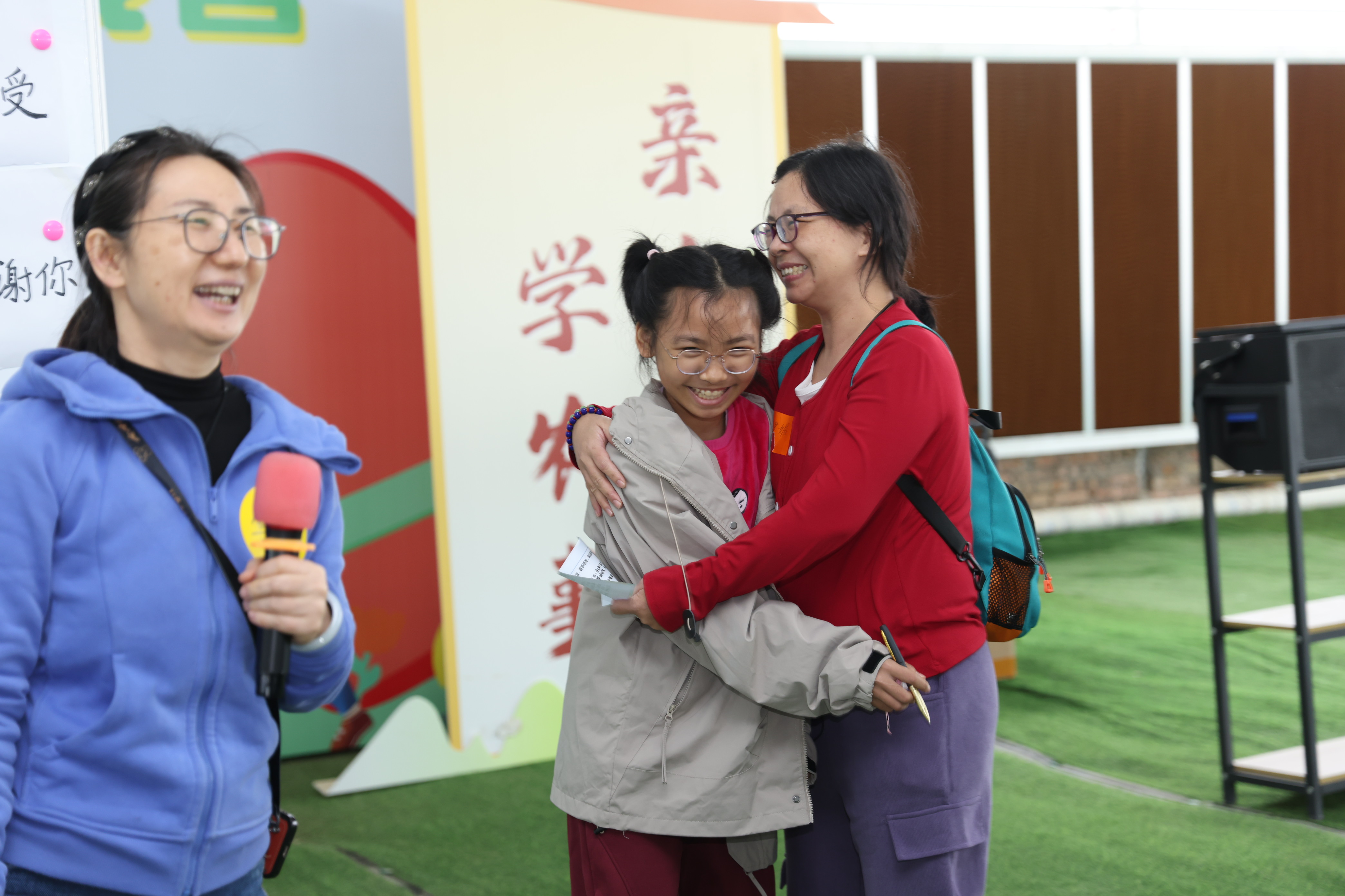 孩子和妈妈互相表达赞美之后，相互拥抱。通讯员 甘宇轩摄
