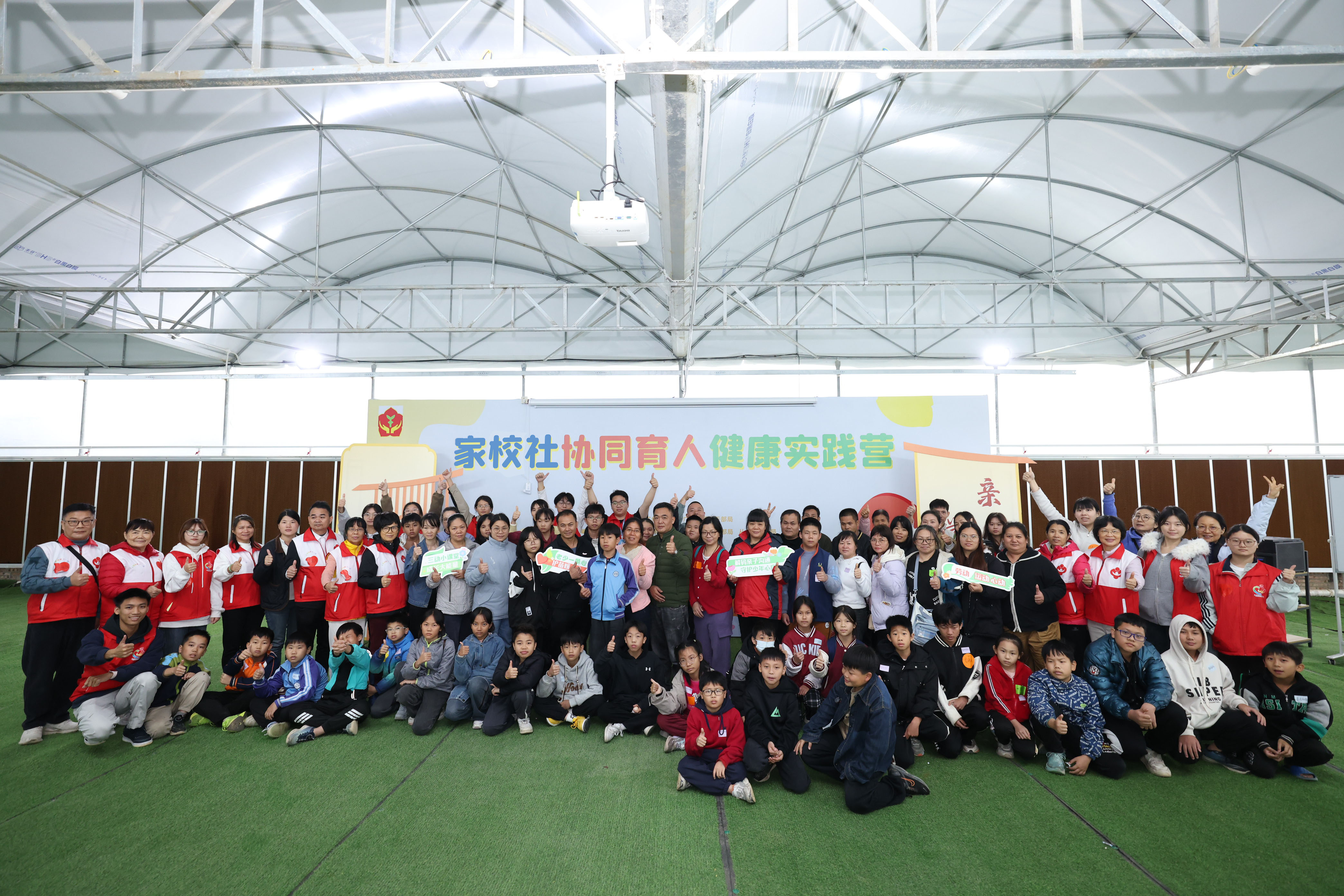 实践营8个小组大合影。通讯员 甘宇轩摄