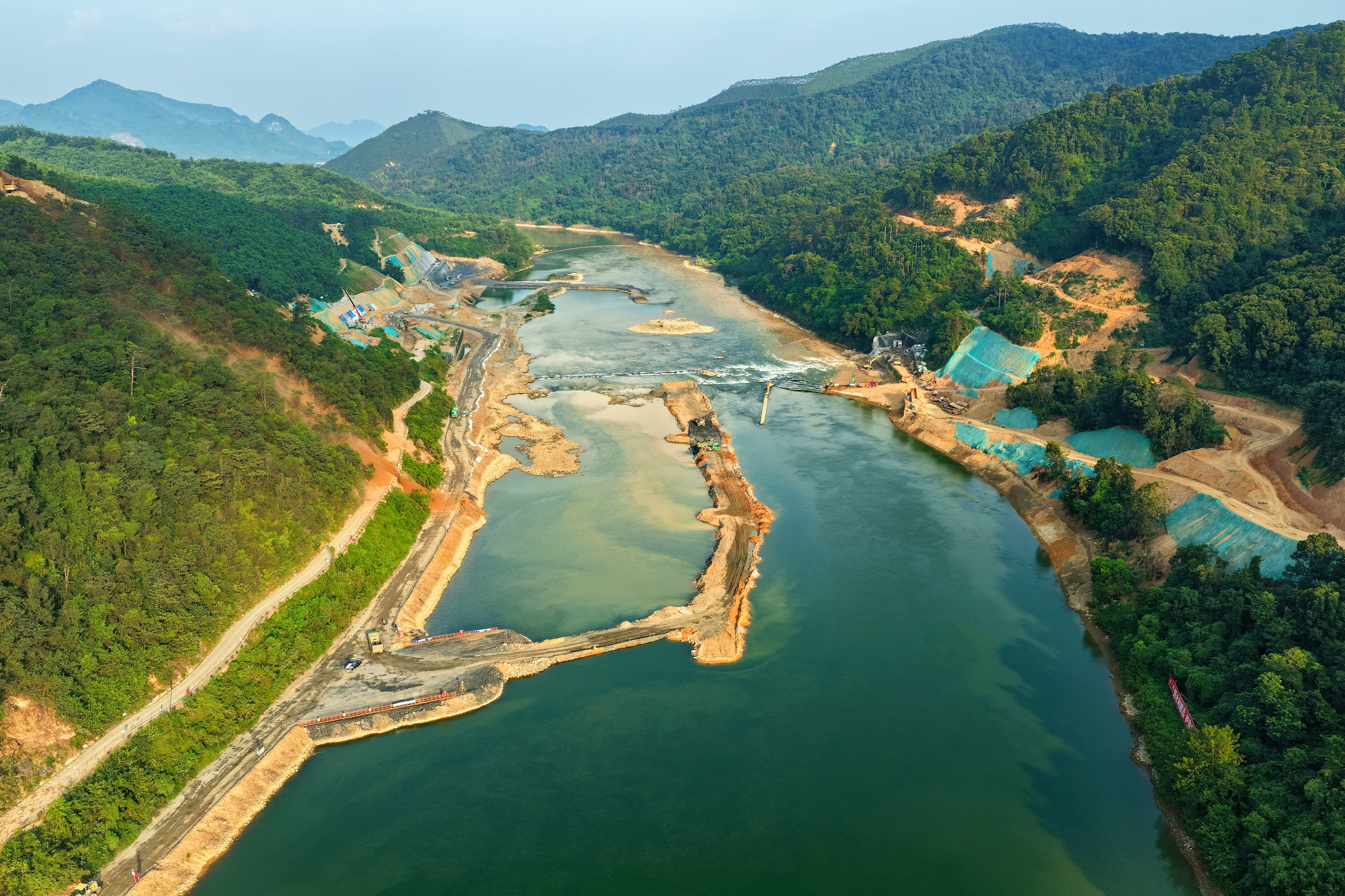 图为黄茅峡水库工程枢纽工程施工现场