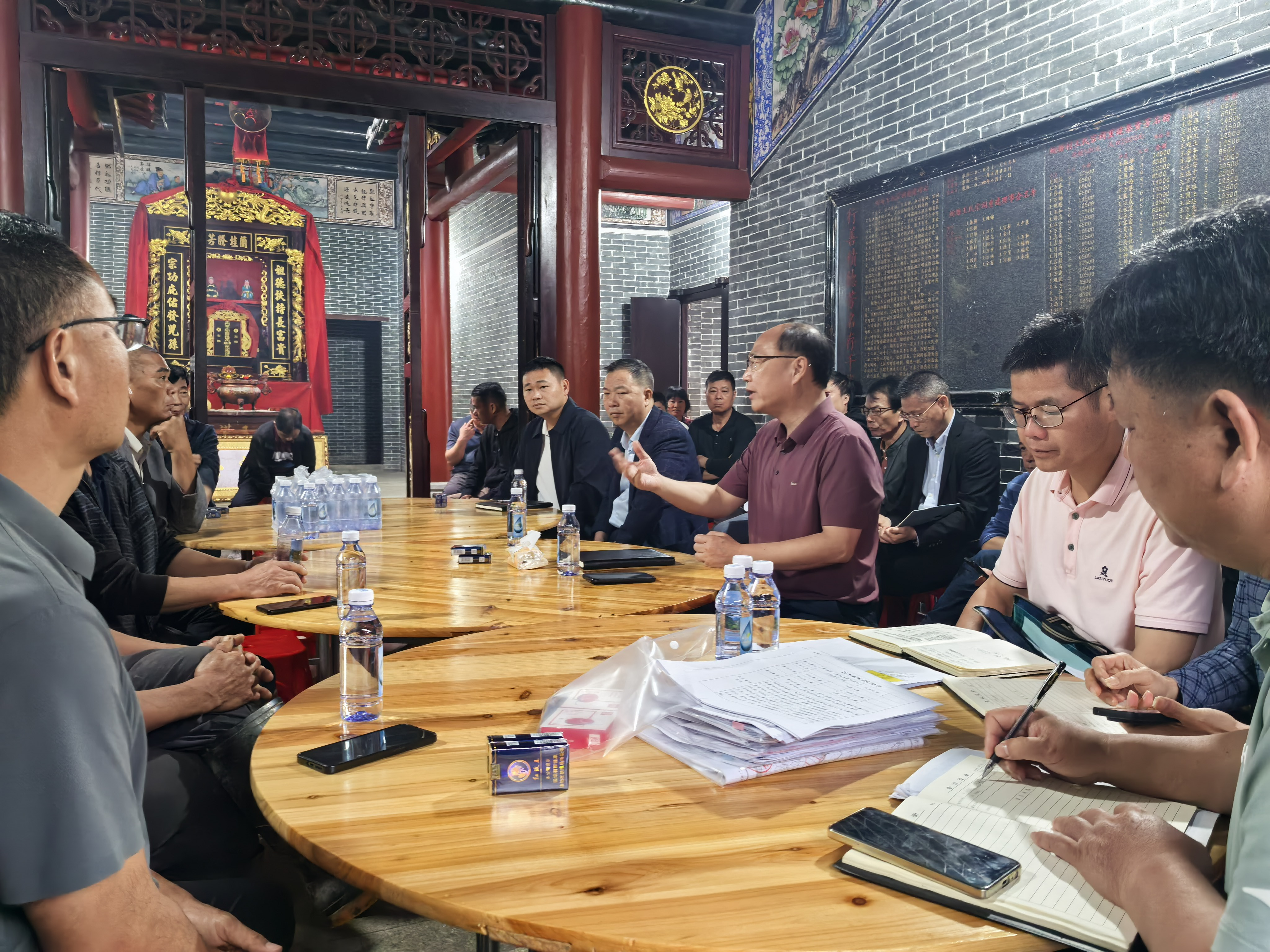 图为市委常委、副市长、黄茅峡水库工程指挥部常务副总指挥罗伟权（右四）与与群众亲切交谈