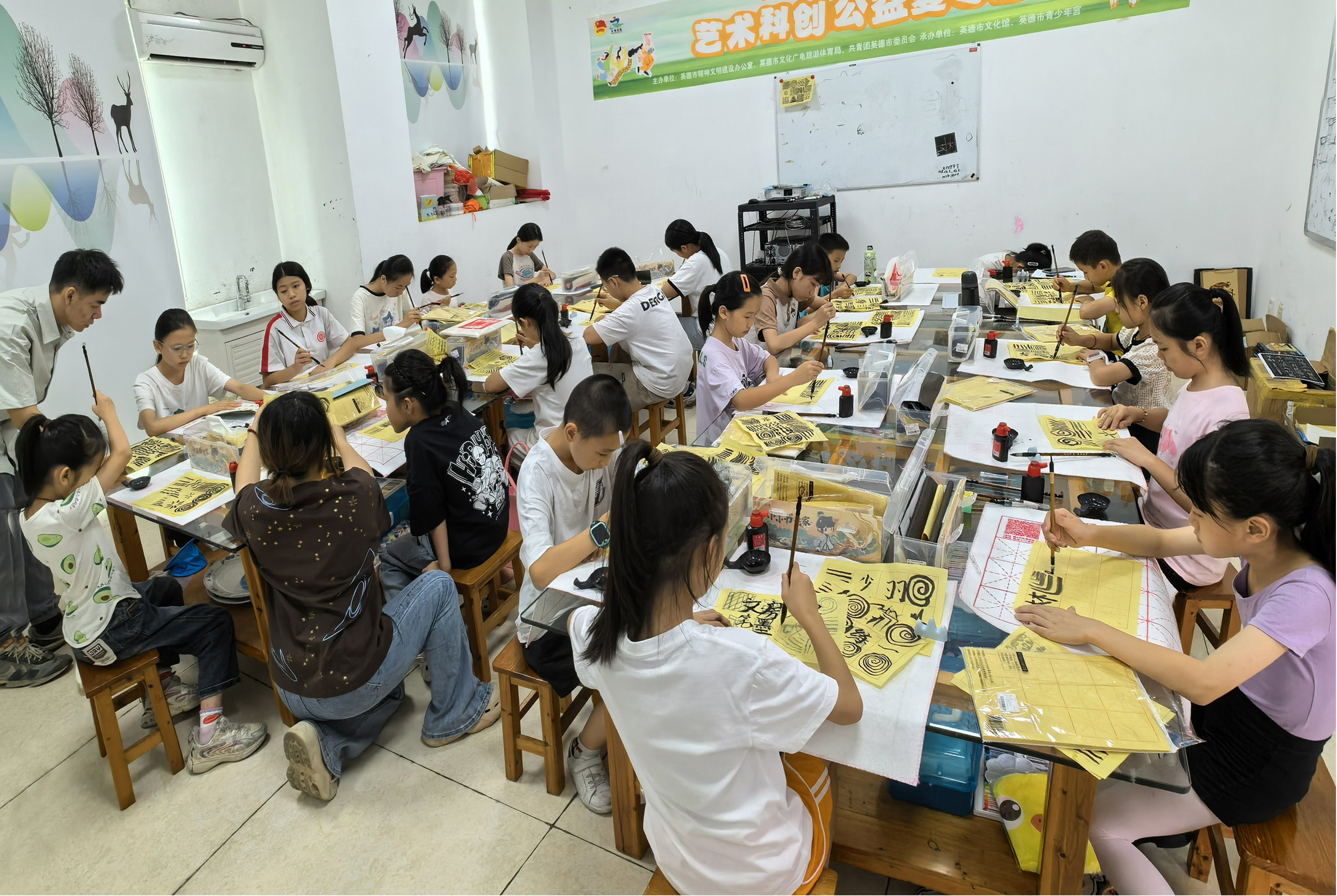 图为广州大学音乐舞蹈学院和美术与设计学院在英德市新时代文明实践中心开展“艺术夏令营”