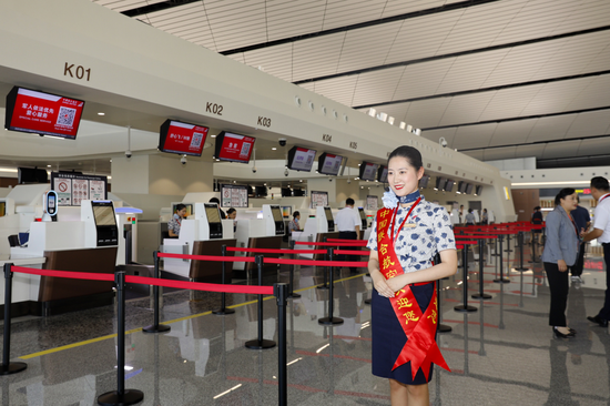 东航北京大兴国际机场的值机区和贵宾休息室
