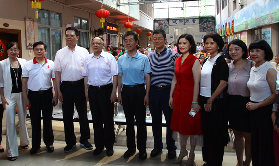 珠海市慈善总会会长尤镇城,珠海市万山区区委书记叶真,珠海市万山镇