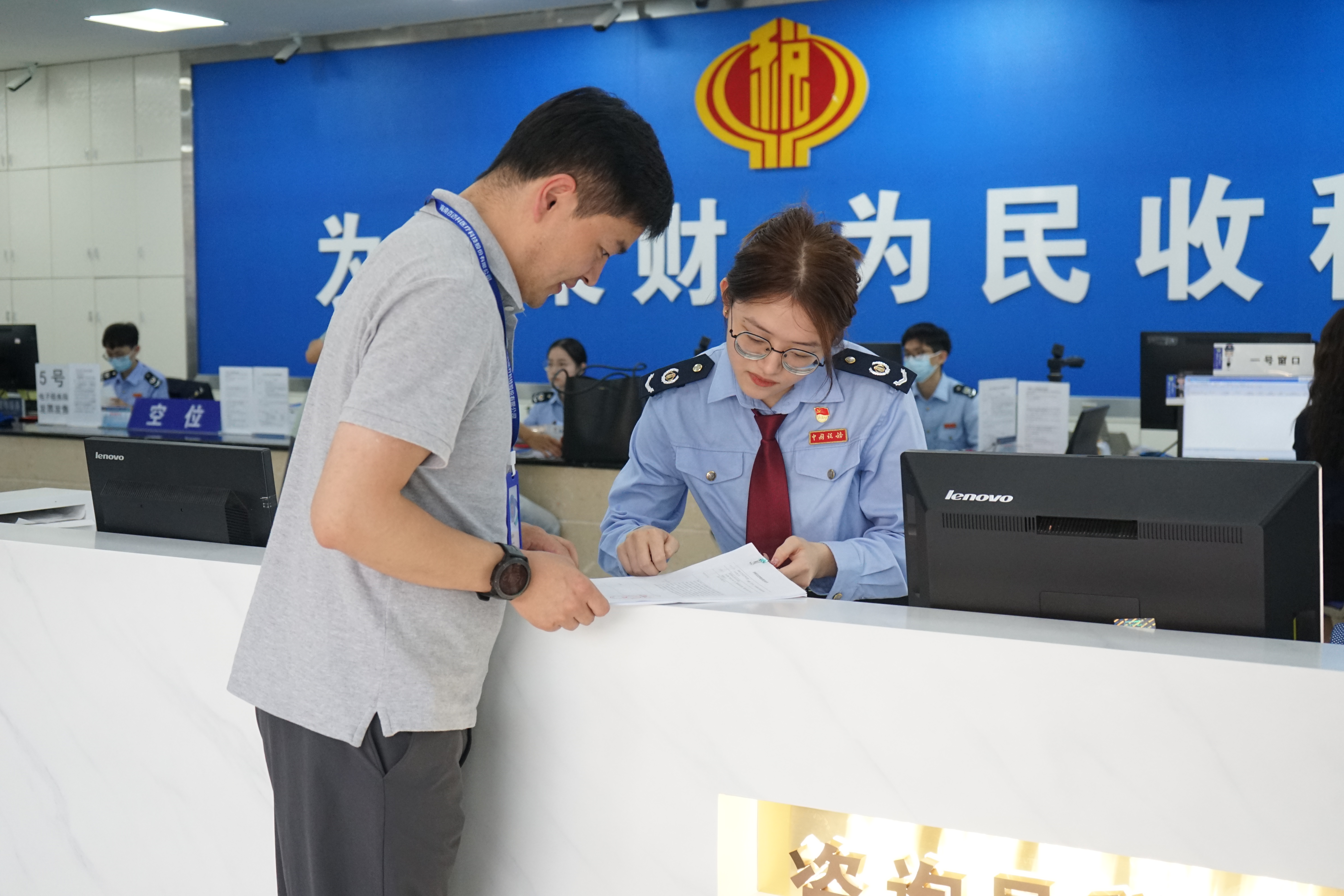 　　图为税务人员辅导海南百迈科医疗科技股份有限公司办税人员填报FDA外国小企业资质收入证明相关材料（钱美伊 摄）