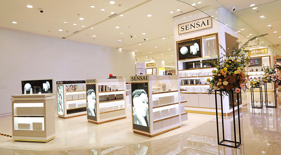 面积约为40平方米,销售旗下主力高端品牌"sensai丝光溢彩"和"est嫒色"