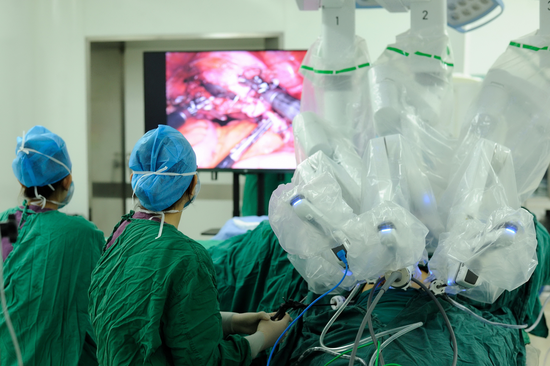哈医大四院达芬奇机器人手术引领妇科微创手术"新时尚"_新浪黑龙江_新