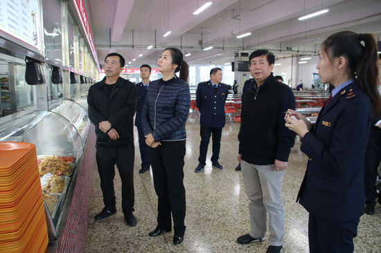 香坊区政府副区长孙凤玲检查学校及校园周边食品安全情况