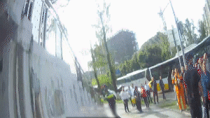 少女 红衣少女欲跳桥轻生 一群人冲了上去!