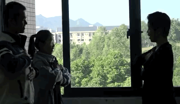 中国首位聋人语言学博士:除了听 聋人什么都能做