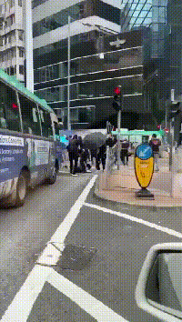 暴徒用伞围殴陈子迁。视频截图