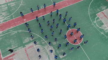 图为河北省邢台市任泽区第三中学学生在操场上练习王其和太极拳十三式简化套路。新华社记者 李继伟