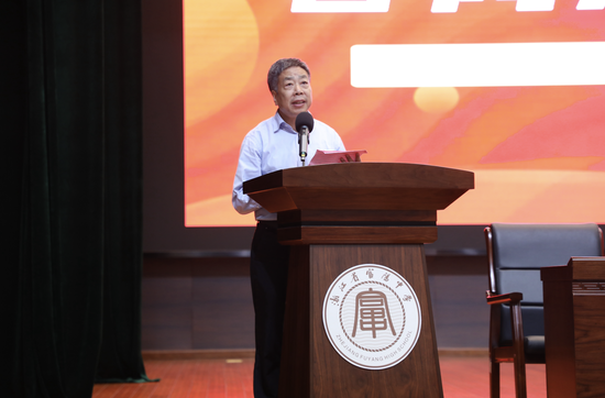 本次论坛分为上下两场,上午场活动由富阳中学校长助理孙高群主持.