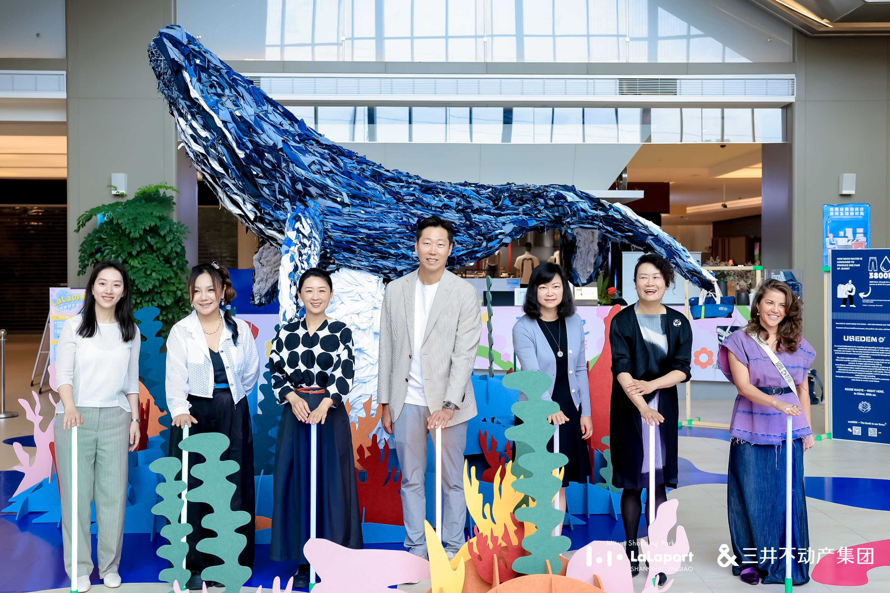 从左至右:同济大学设计创意学院实验教学中心-赵世笺老师、ColorBo 品牌总裁-高千钧女士、同济大学设计创意学院副教授、公共设计研究室主任-吴端老师 、上海井桥商业管理有限公司 副总经理-马亮先生、上海视觉艺术学院 学科与学术发展办公室主任,图文信息中心主任-范希嘉教授、上海视觉艺术学院 设计学院副教授-李悦老师、USE DEM 可持续牛仔品牌创始人-Xenia Sidorenko 女士