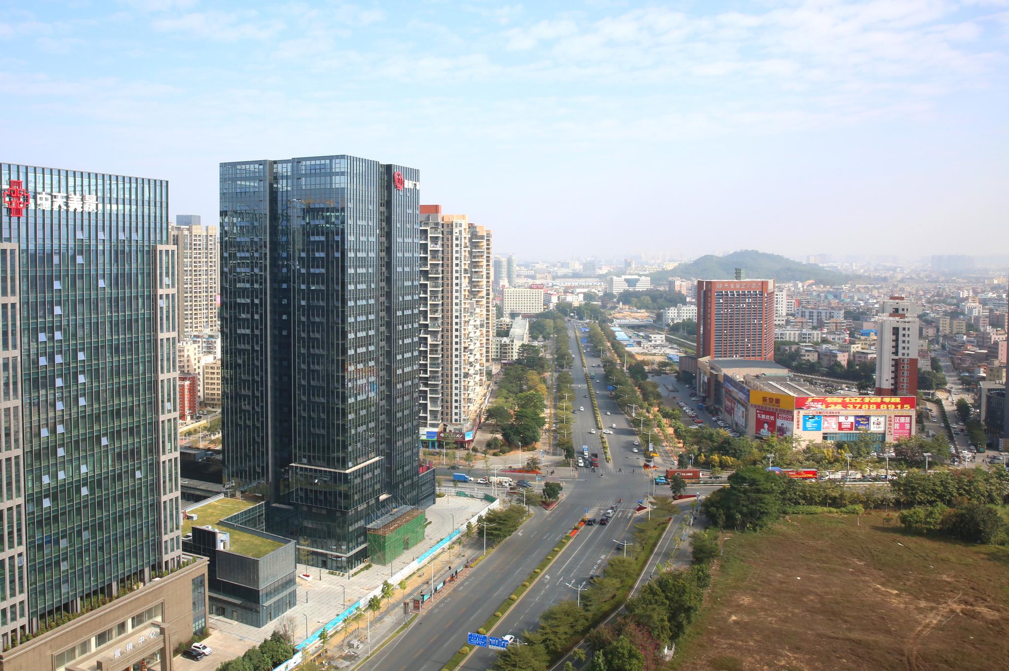 为了记录坪山区波澜壮阔的发展历程,展现出城区的发展变化,特别组织