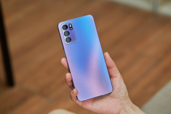 在屏幕方面,oppo reno6星黛紫搭载了一块6.