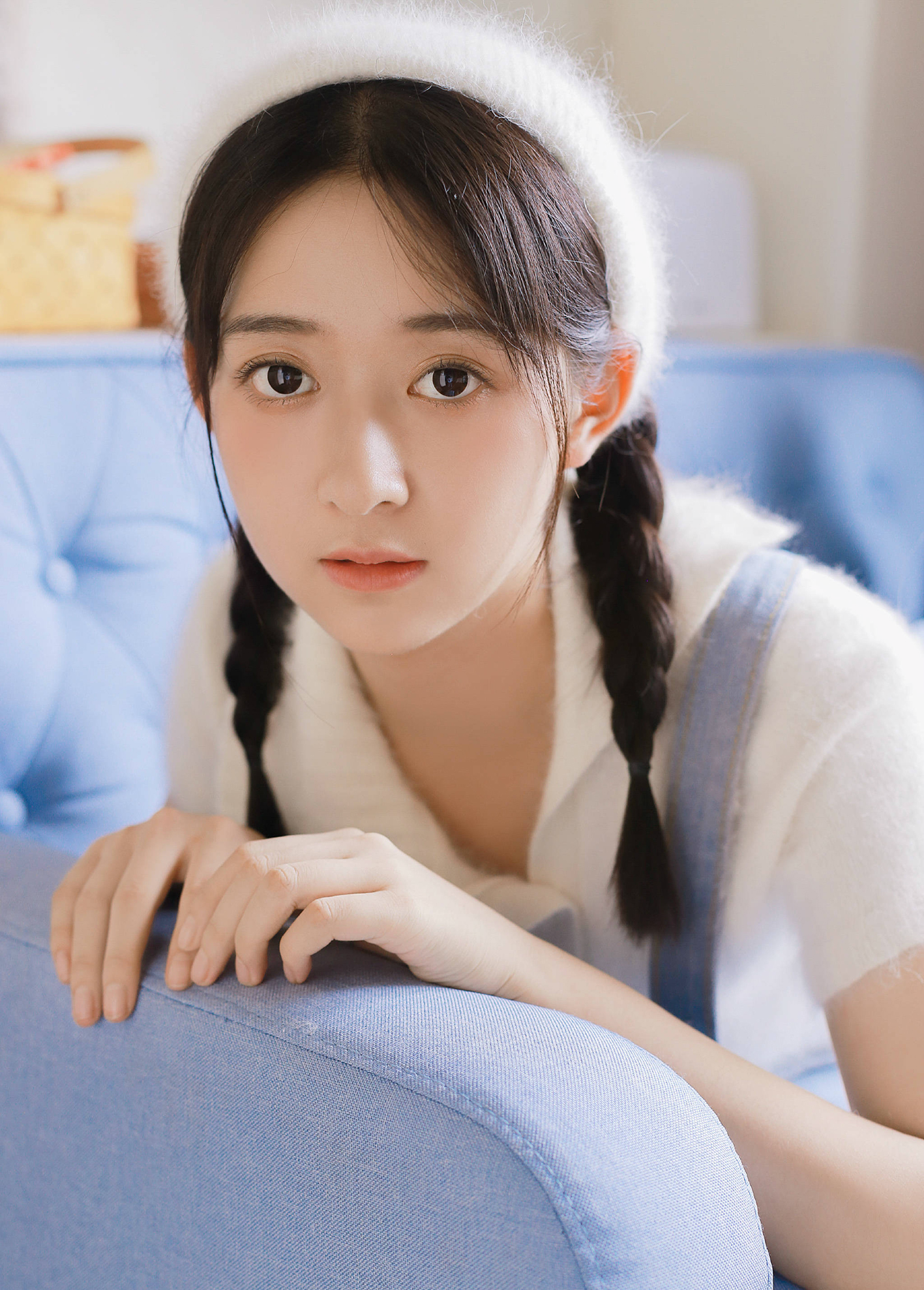 一个颜值爆表酷似女明星的可爱妹子