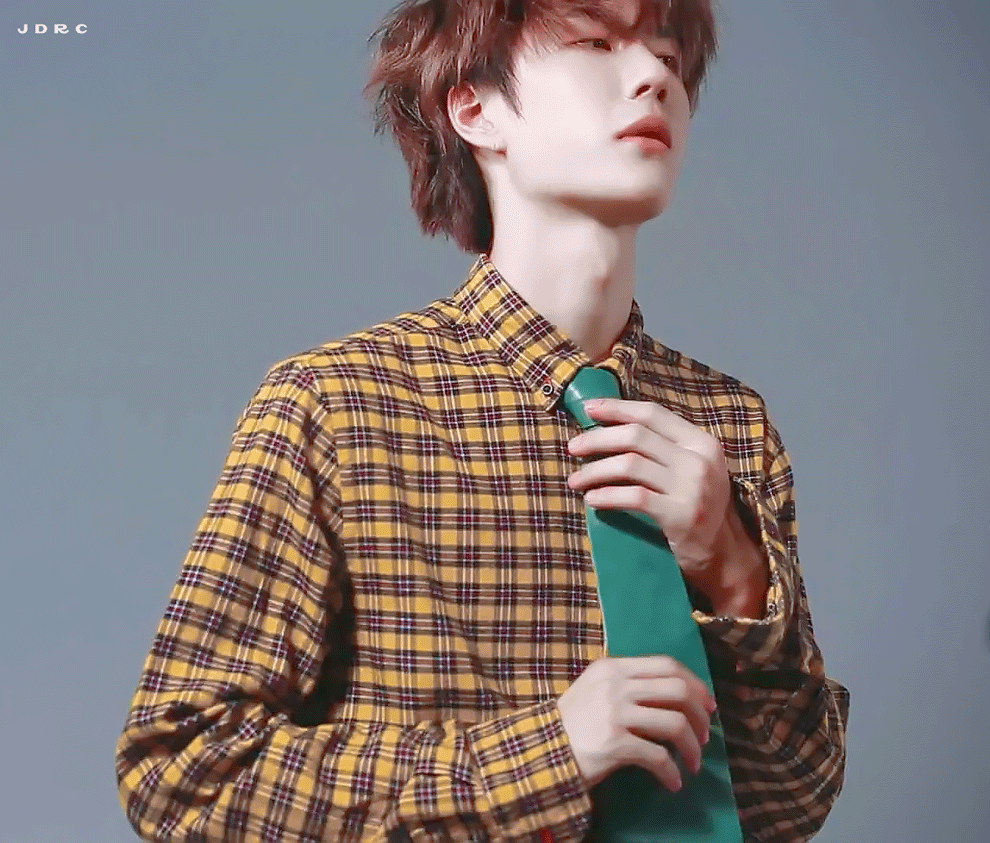 1 / 8 王一博整理领带系列王总扯领带好撩,被帅晕古七了期待新剧《有