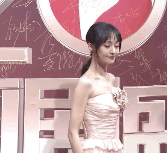 有种"胳膊长"叫郑爽!板上没地方,手轻轻一抬,整片空位随便签